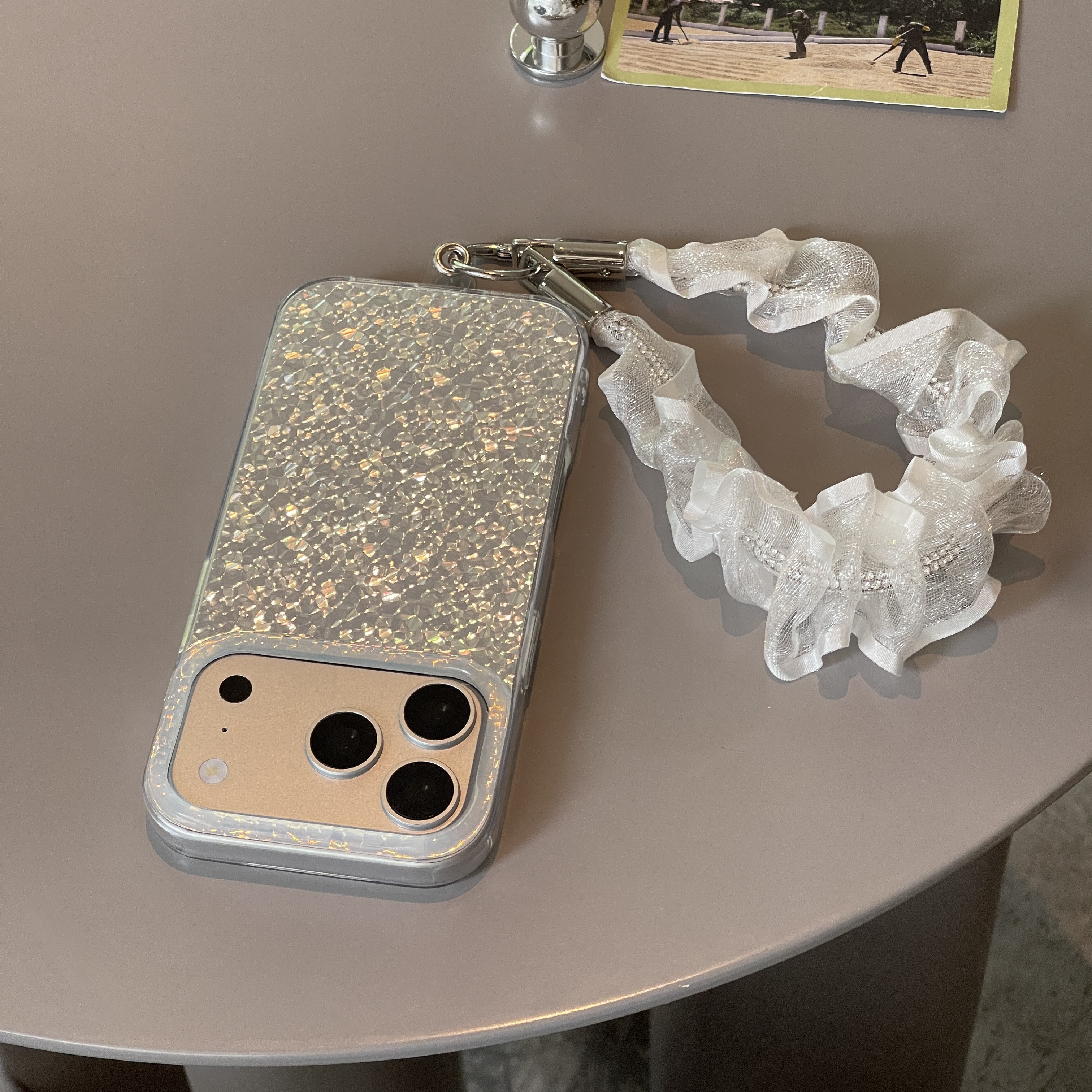 小众ins镭射闪钻银蕾丝褶皱手腕带适用于苹果17手机壳iphone16套15/14透明边13