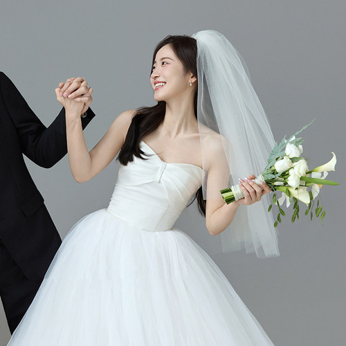 极简风仙缎面抹胸婚纱齐地出门纱