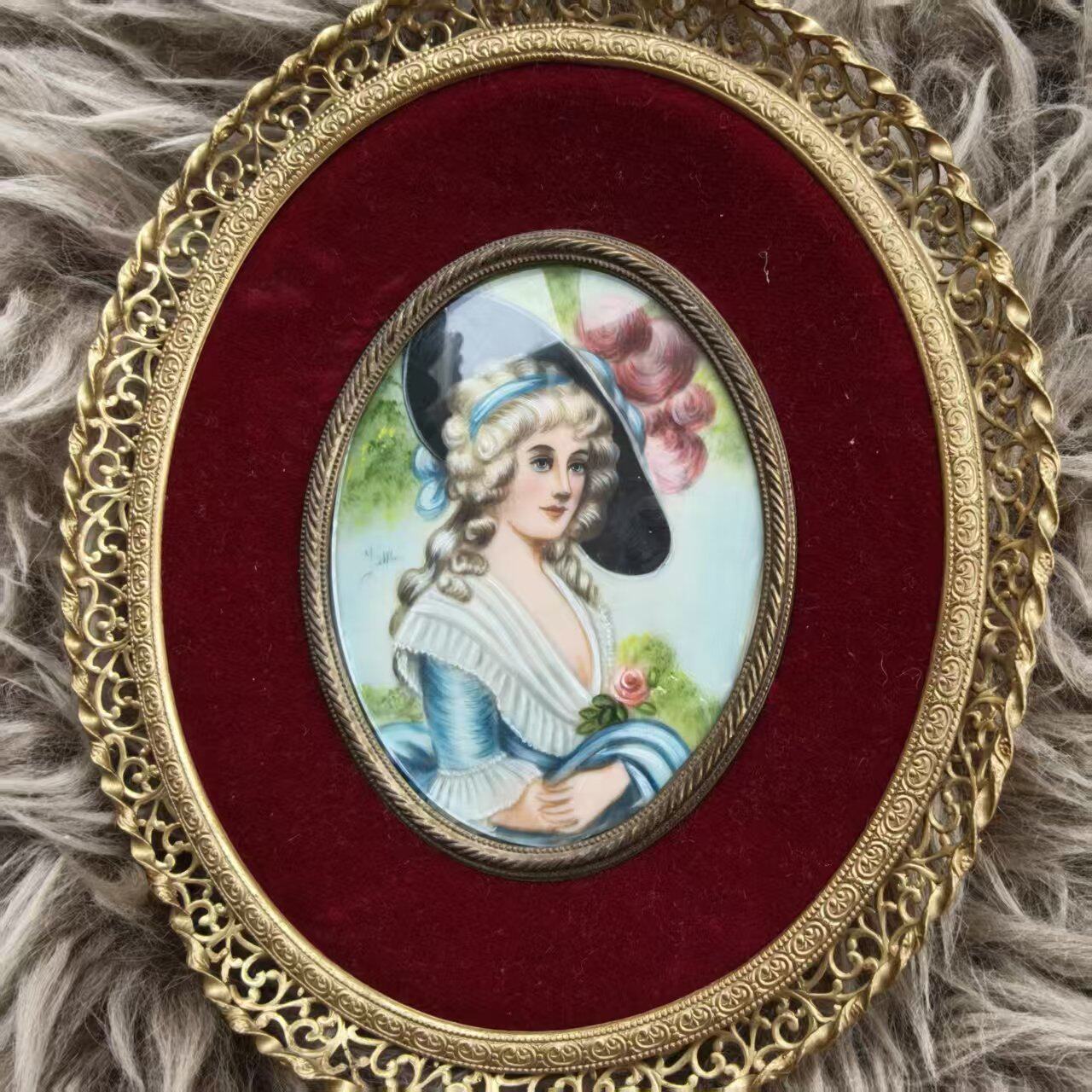 西洋古董收藏 法国手绘贵族人物描金瓷板画丝绒铜框肖像装饰摆件