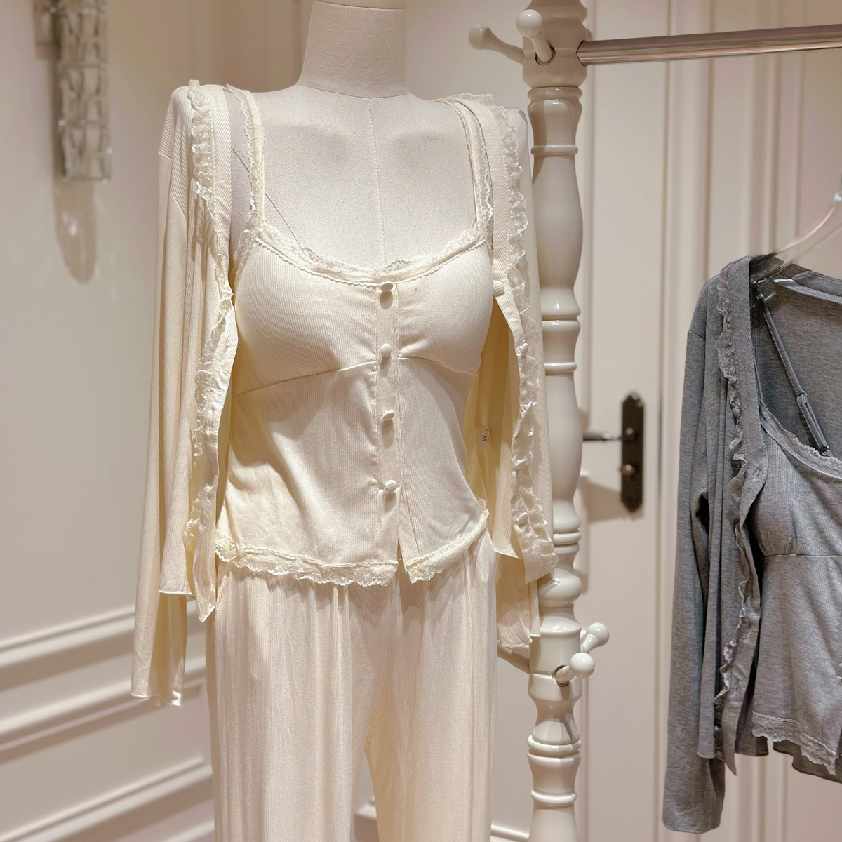 「LA」持宠而娇*纯欲蕾丝花边吊带带胸垫莫代尔棉长袖三件套睡衣