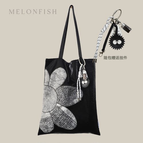 西瓜鱼原创黑灰羊毛花朵刺绣包