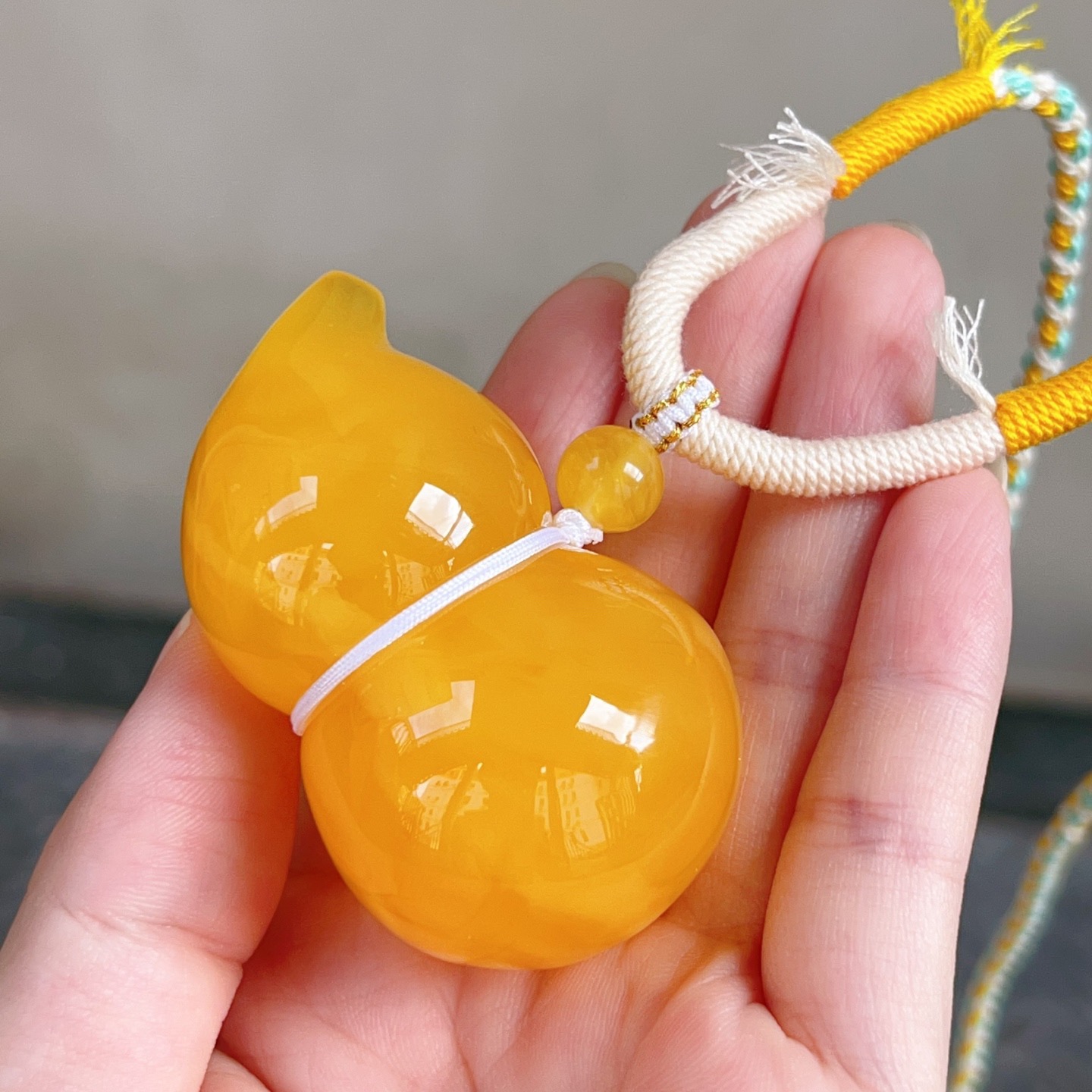 焦皮料满蜡鸡油红蜜蜡葫芦吊坠42.6克，尺寸61.5-36.6-31.6mm。