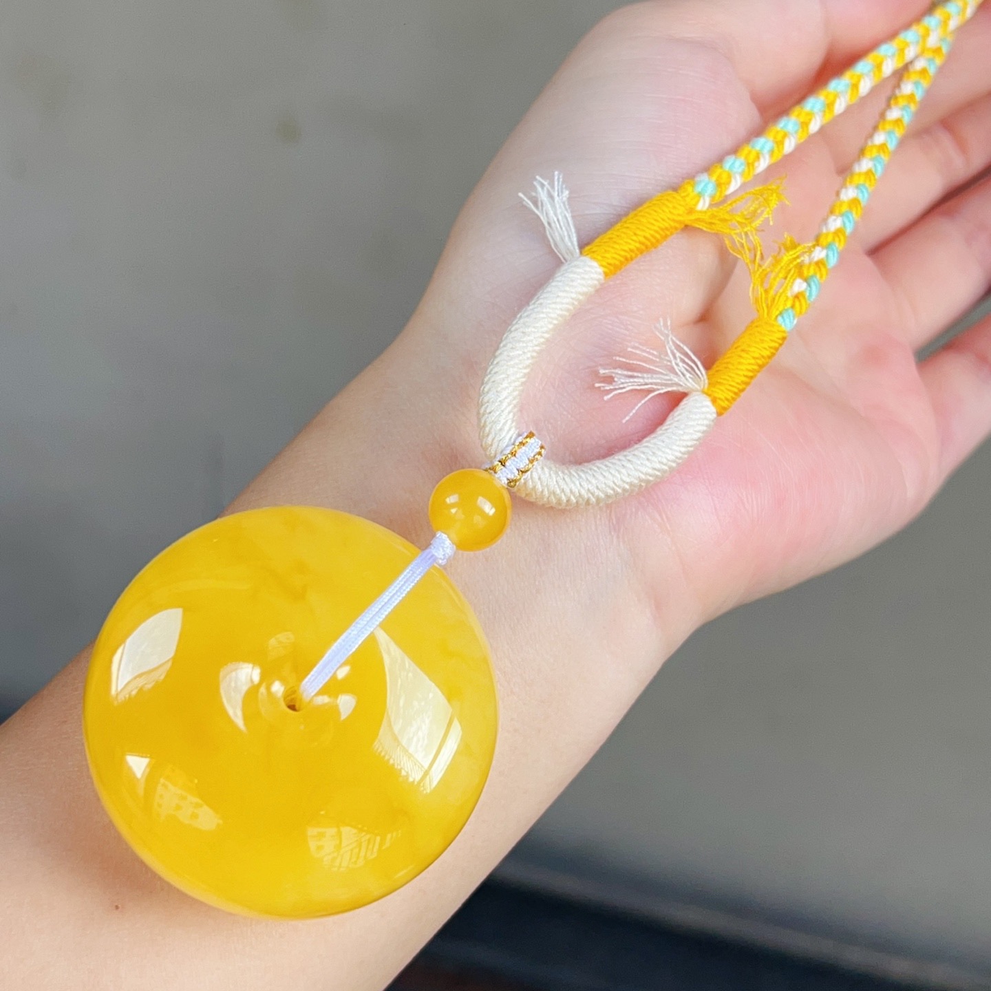 焦皮料满蜜鸡油黄蜜蜡平安扣吊坠，重33.2克，尺寸45.9-23.2mm。