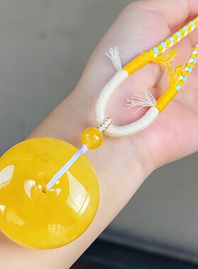 焦皮料满蜜鸡油黄蜜蜡平安扣吊坠，重33.2克，尺寸45.9-23.2mm。