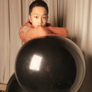 加厚无痕一体充气不漏气瑜伽球塑料球大号装 饰球拍照道具亮面黑球