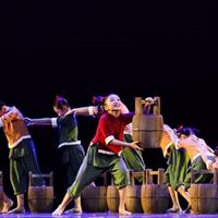 Стиль Сяохе, речная производительность в моем сердце, дети, он принимает Liangmeng Dance's Children's Wooden Barrel Props Service