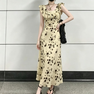 高级感设计小众茶歇法式小飞袖连衣裙女夏季新款荷叶边气质碎花裙