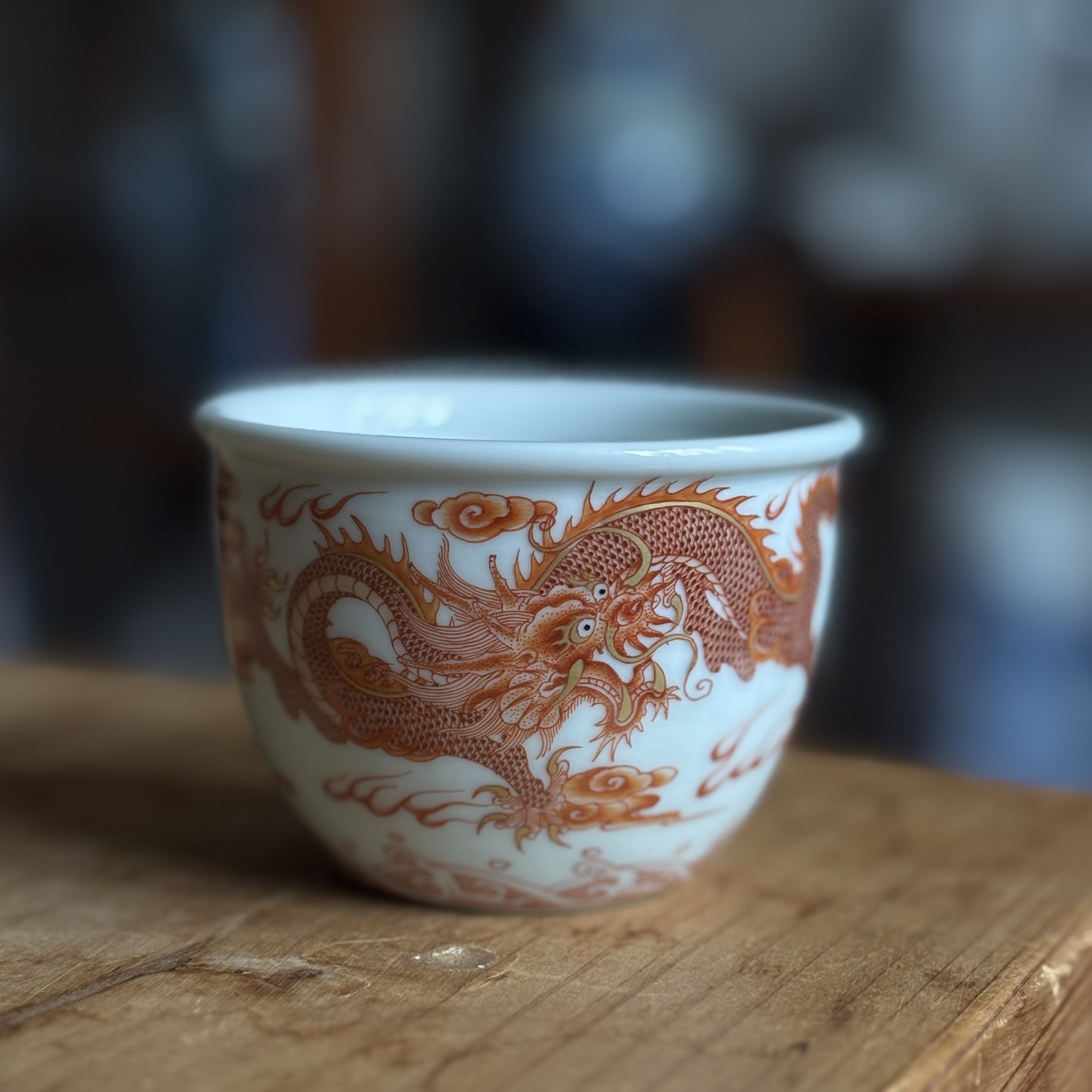 景德镇手绘矾红描金龙纹主人杯