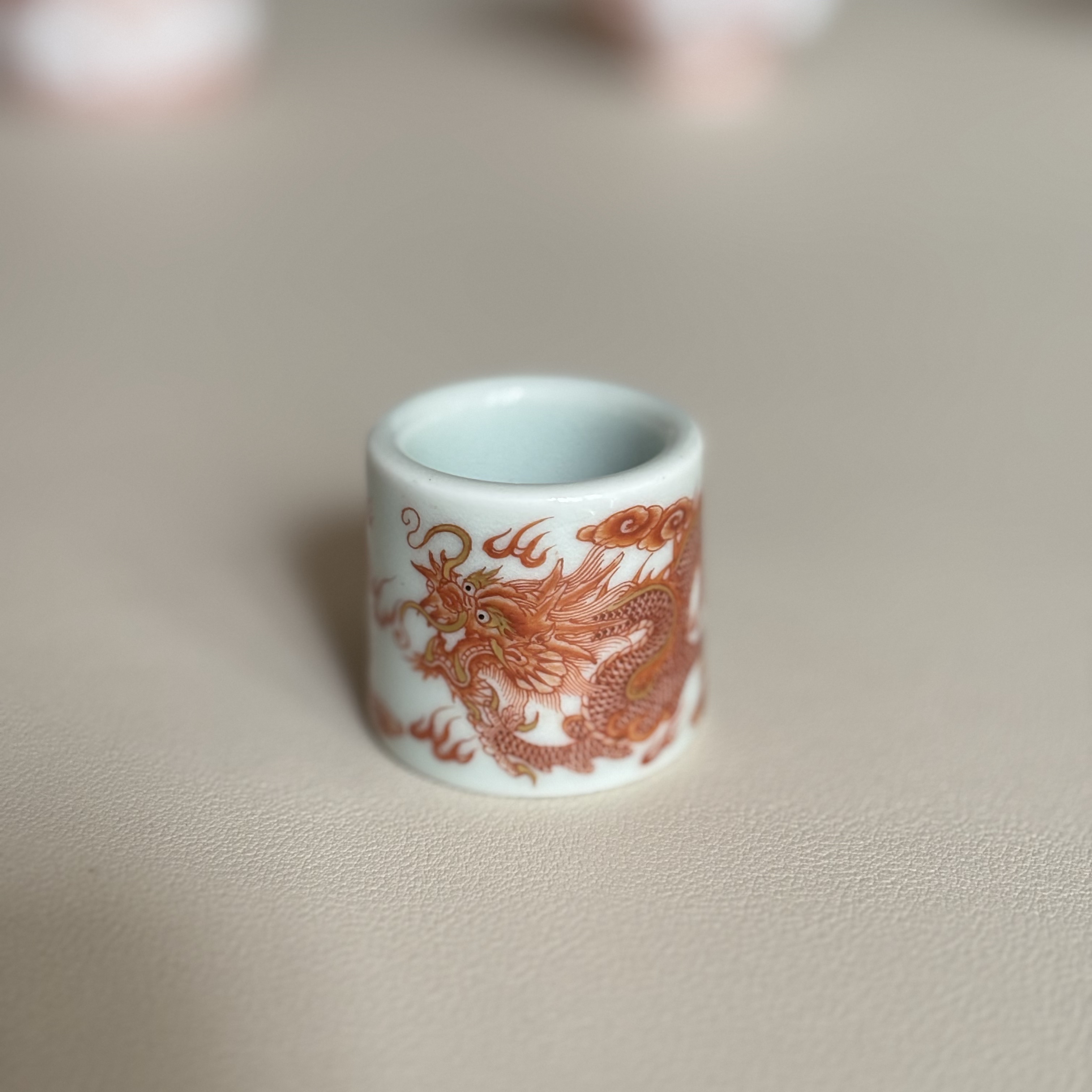 归舟陶瓷手绘矾红描金龙纹盖托