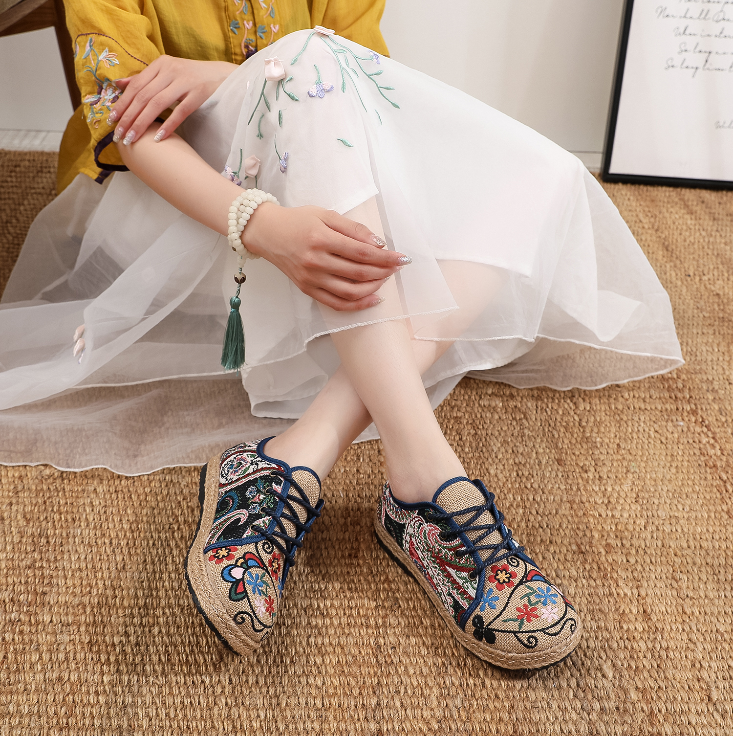2023秋季新款亞麻繡花鞋女老北京布鞋舒適平底系帶少數(shù)民族服飾鞋