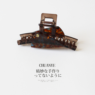 川野法式金标字母醋酸三角形抓夹新款轻奢高级感后脑勺盘发鲨鱼夹