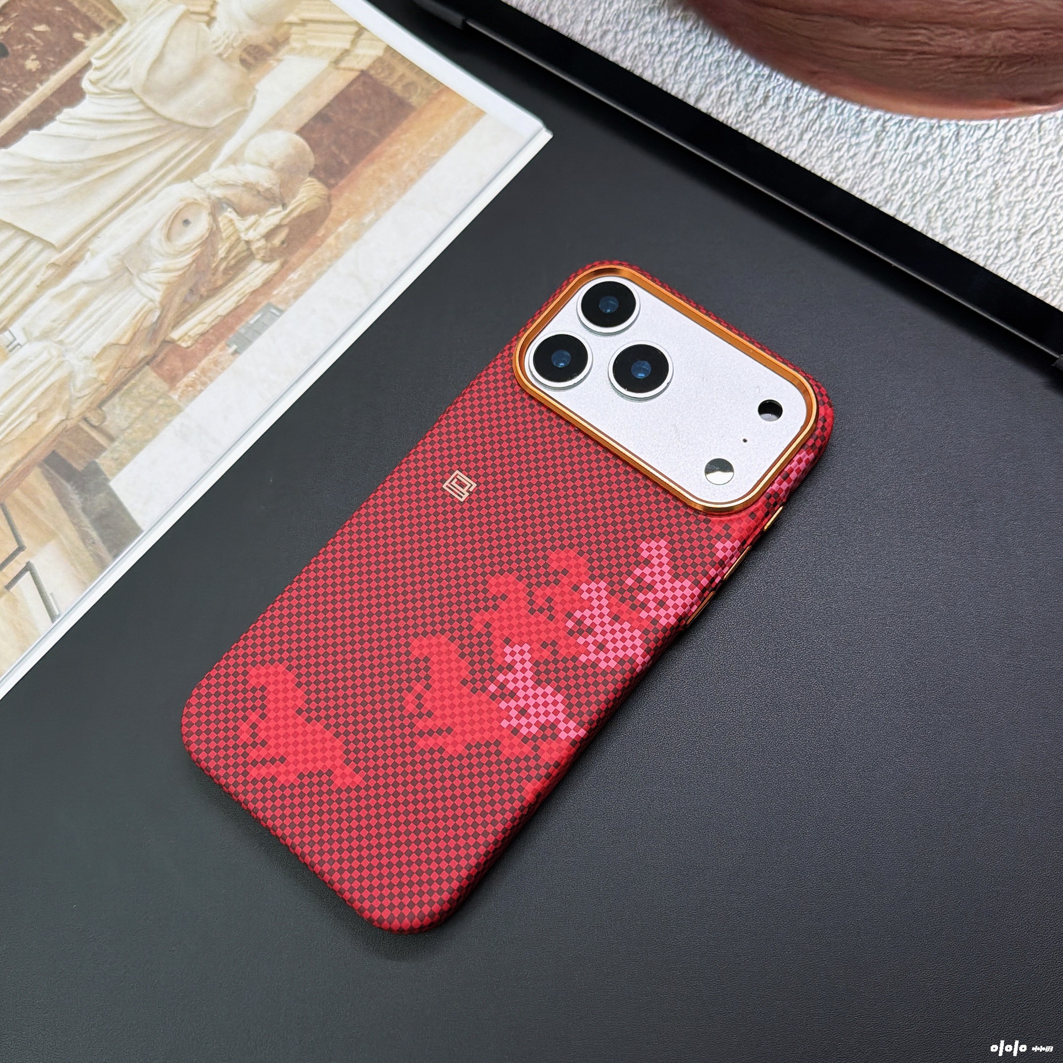 「万马奔腾」适用苹果17ProMax手机壳新款红色凯夫拉纹iPhone17pro超薄碳纤维纹iPhone16PM磁吸高端商务男女