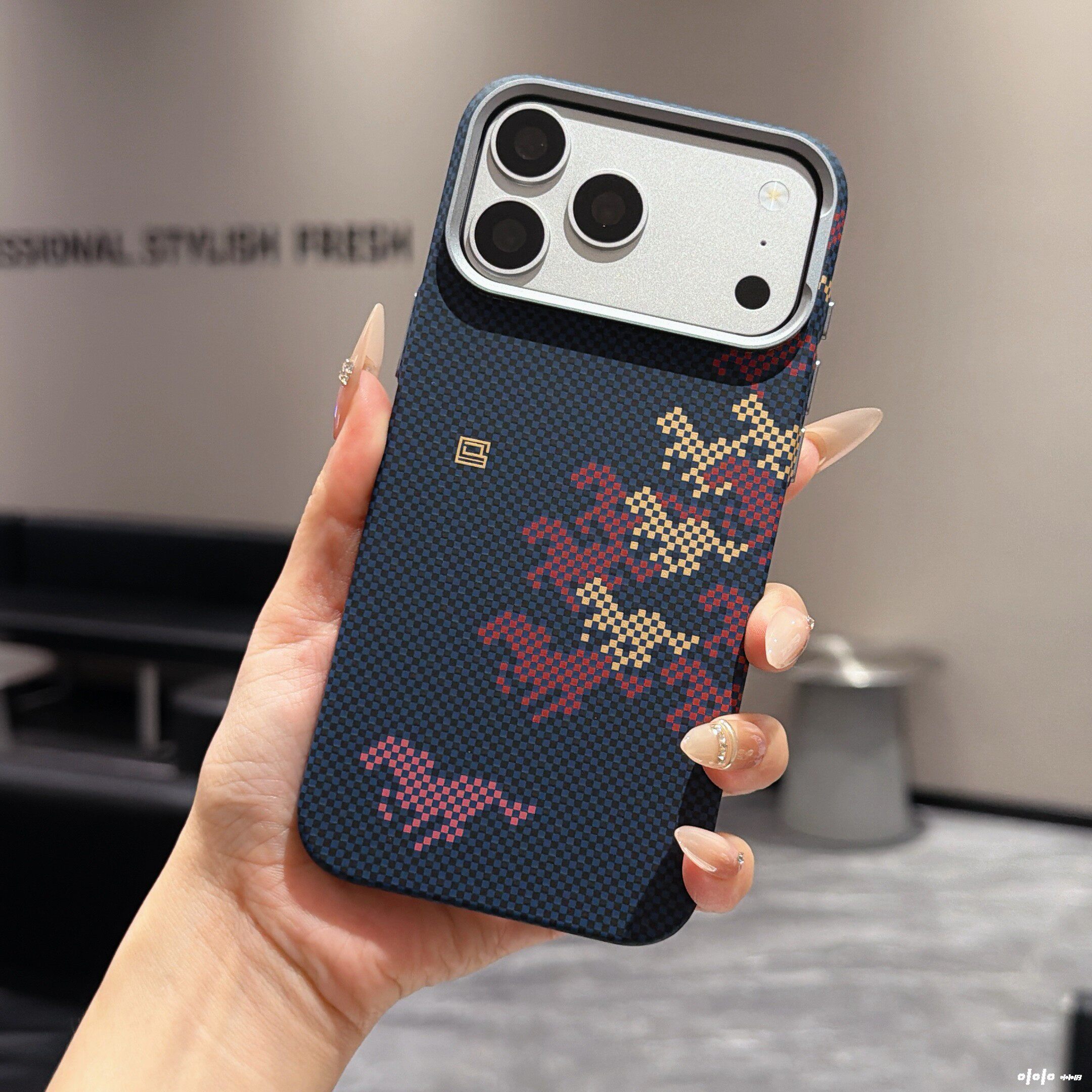 碳纤维纹万马奔腾适用苹果17promax手机壳新款iPhone18pro凯夫拉肤感16promax内置磁吸15promax高端商务硬壳图片