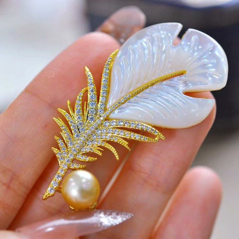 珍妮芙珠宝 8-9mm近正圆南洋金珍珠羽毛胸花轻奢贝雕胸针婚庆配饰