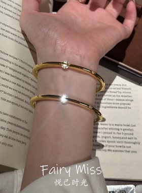 莫桑飞碟极简轻奢爆闪钻贵妃手镯