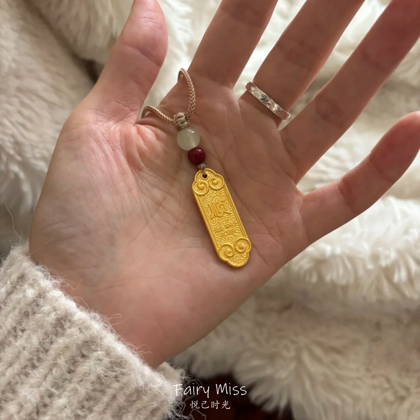 上上签送家人黄金色錾刻吉言吊坠图片