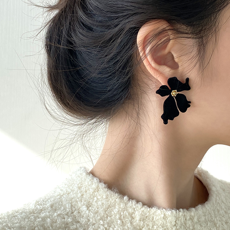 doudoustore黑色丝绒花朵耳环