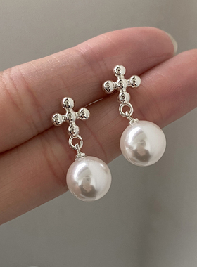 DOUDOUSTORE925银针欧阳娜娜同款十字珍珠耳钉精致小巧百搭耳环女