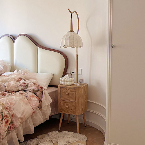 奶油原木风卧室置物架带灯