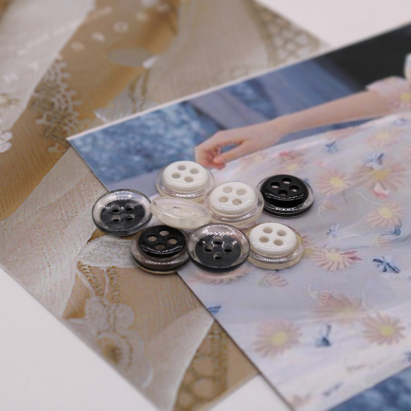 鹏鹏纽扣全新日韩女衬衫开衫连衣裙扣子透明黑白通用儿童毛衣小扣