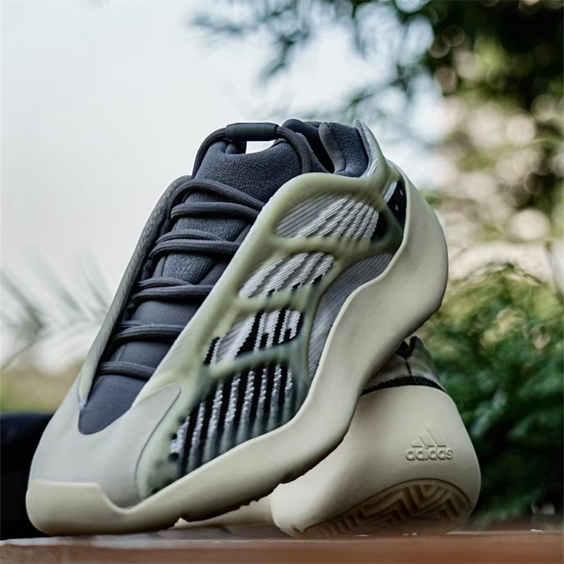 Adidas/阿迪达斯 Yeezy Boost Runner 700 V3 椰子 跑步鞋 ID1674