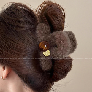 中号发量少头发抓夹女秋冬毛绒发夹后脑勺鲨鱼夹高级感半扎发头饰