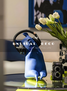 现代欧式极简样板间蓝色耳机小猪摆件客厅电视柜黑白玻璃花瓶摆件