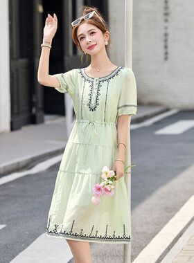 短袖连衣裙女2025新款夏季宽松显瘦洋气减龄妈妈民族风刺绣薄裙子