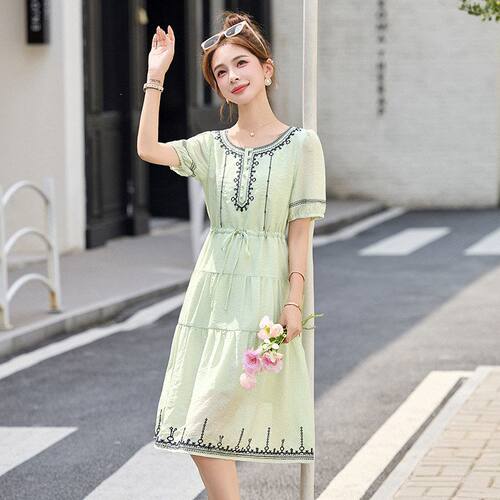 短袖连衣裙女2025新款夏季宽松显瘦洋气减龄妈妈民族风刺绣薄裙子
