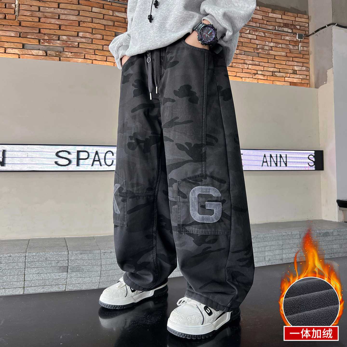 专柜品牌男童冬季加绒加厚迷彩工装裤秋款长裤中大童休闲宽松一体