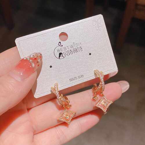 专柜品牌铜合金 粉色闪星高级感耳钉女精致轻奢时尚贝壳耳环耳饰