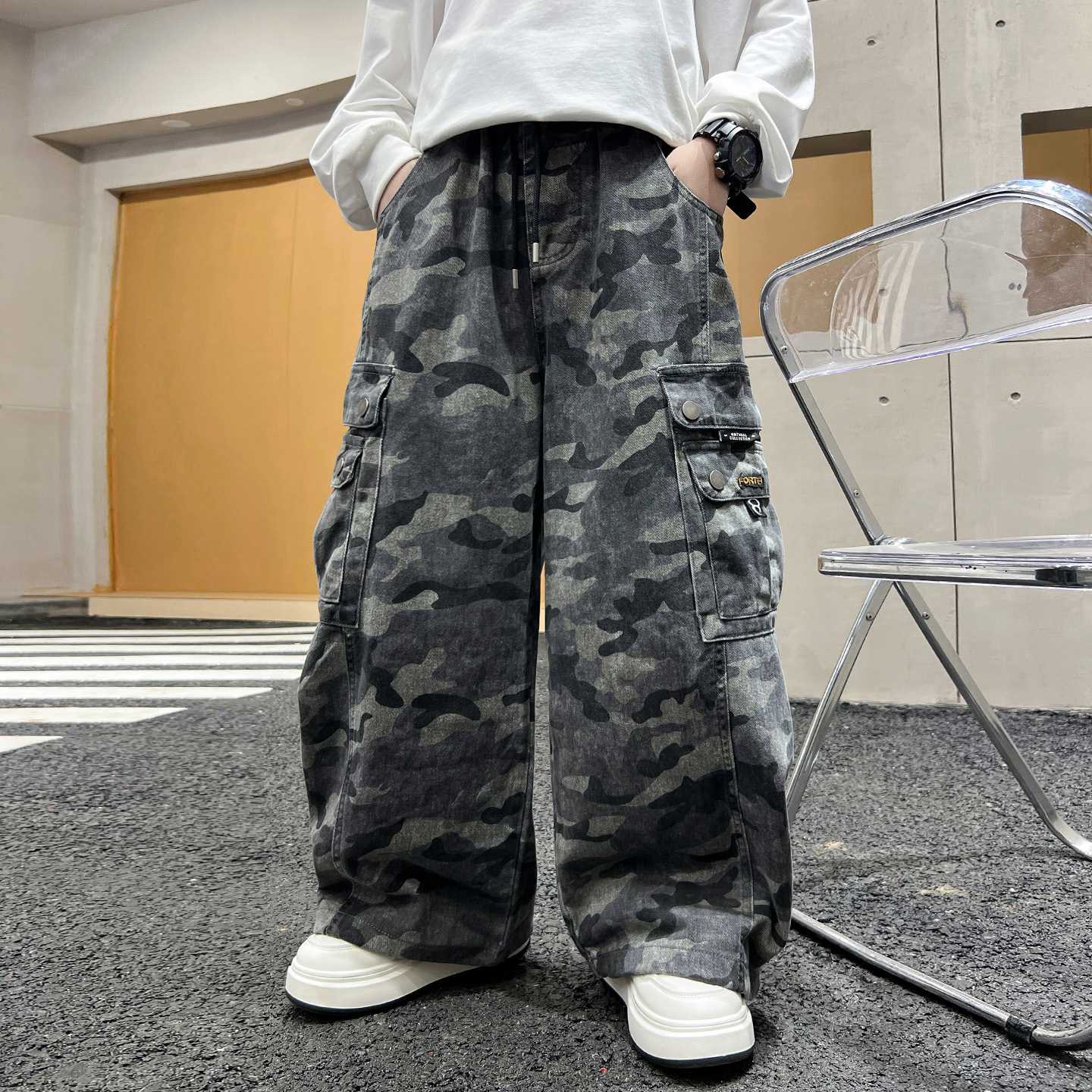 专柜品牌男童裤子春秋款2026新款大童男孩休闲阔腿儿童秋装迷彩工