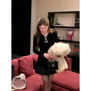 2025新款千金感丝绒亮片连衣裙女冬赫本风小黑裙年会圣诞礼服短裙