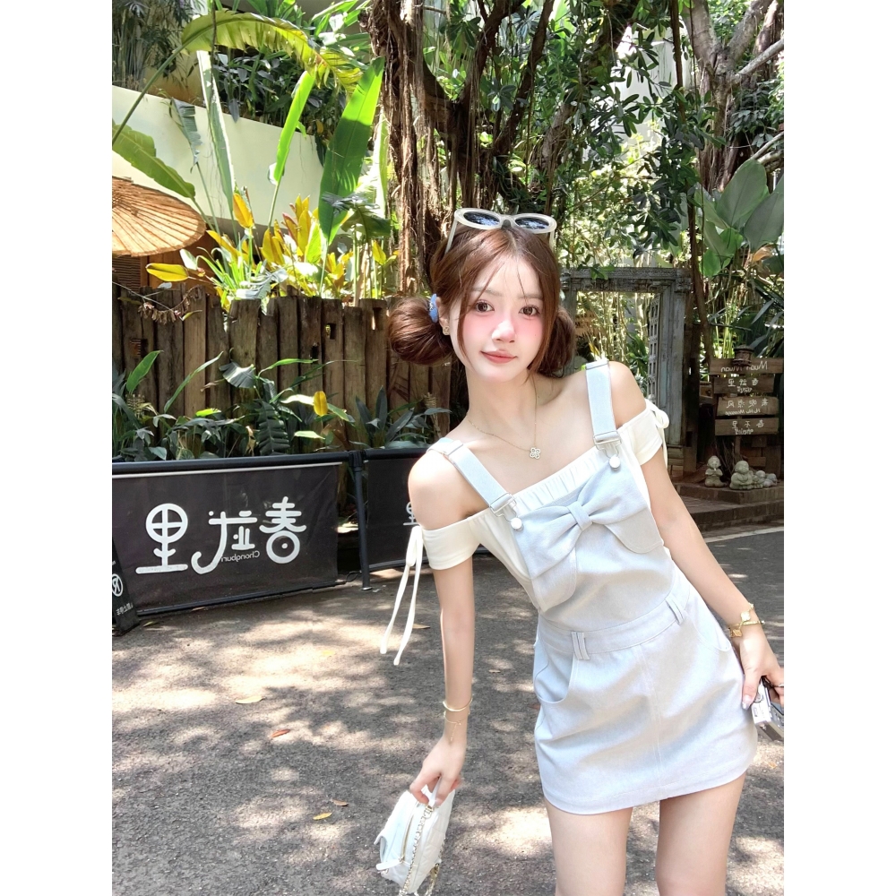 背带裙洋气减龄蝴蝶结牛仔短裙女夏miu系纯欲风一字肩T恤两件套装