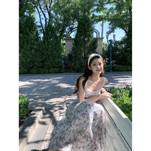2026法式碎花吊带连衣裙女夏度假风青花瓷无袖长裙碎花拼蕾丝裙子