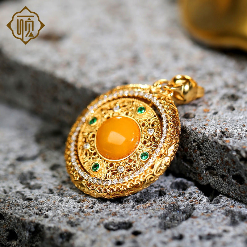 顽石灵 精品级鸡油黄琥珀蜜蜡吊坠S925银镀金精雕挂饰W1-385P