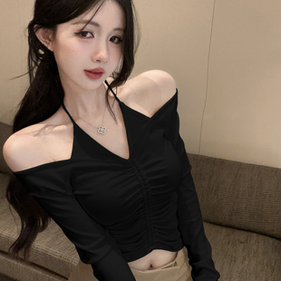 辣妹露肩褶皱V领上衣女秋纯欲短款长袖T恤修身性感百搭显瘦打底衫
