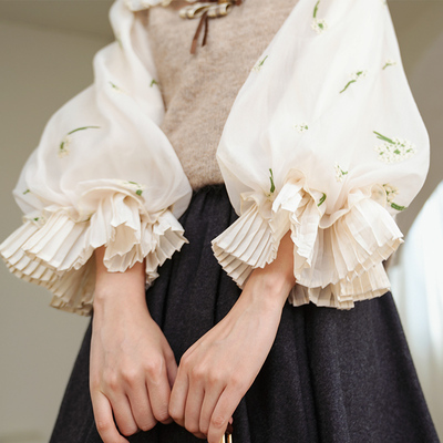 宫廷复古绣花灯笼袖花边衬衫