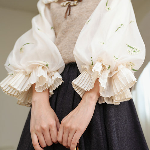 宫廷复古绣花灯笼袖花边衬衫