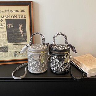 2026新款轻奢风老花水桶包丝巾装饰手提包百搭通勤斜挎圆柱形女包