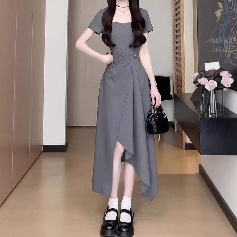 法式复古长裙夏季收腰显瘦设计感一片式褶皱方领斜纹A字连衣裙女