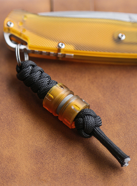 琥珀色EDC伞绳编织钛合金刀坠PEI三合一树脂挂坠手电刀具装饰