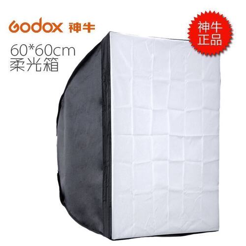 神牛柔光箱全部采用英国保荣（BOWENS)专业卡口，全金属制造紧固耐用不易掉落。双层高密度柔光布保证色温标准，光线均匀柔和。神牛柔光箱产生的光效类似于太阳穿过薄云---光线通透，肤色感强，色彩饱和度高，光线柔和光质细腻，体感更好。