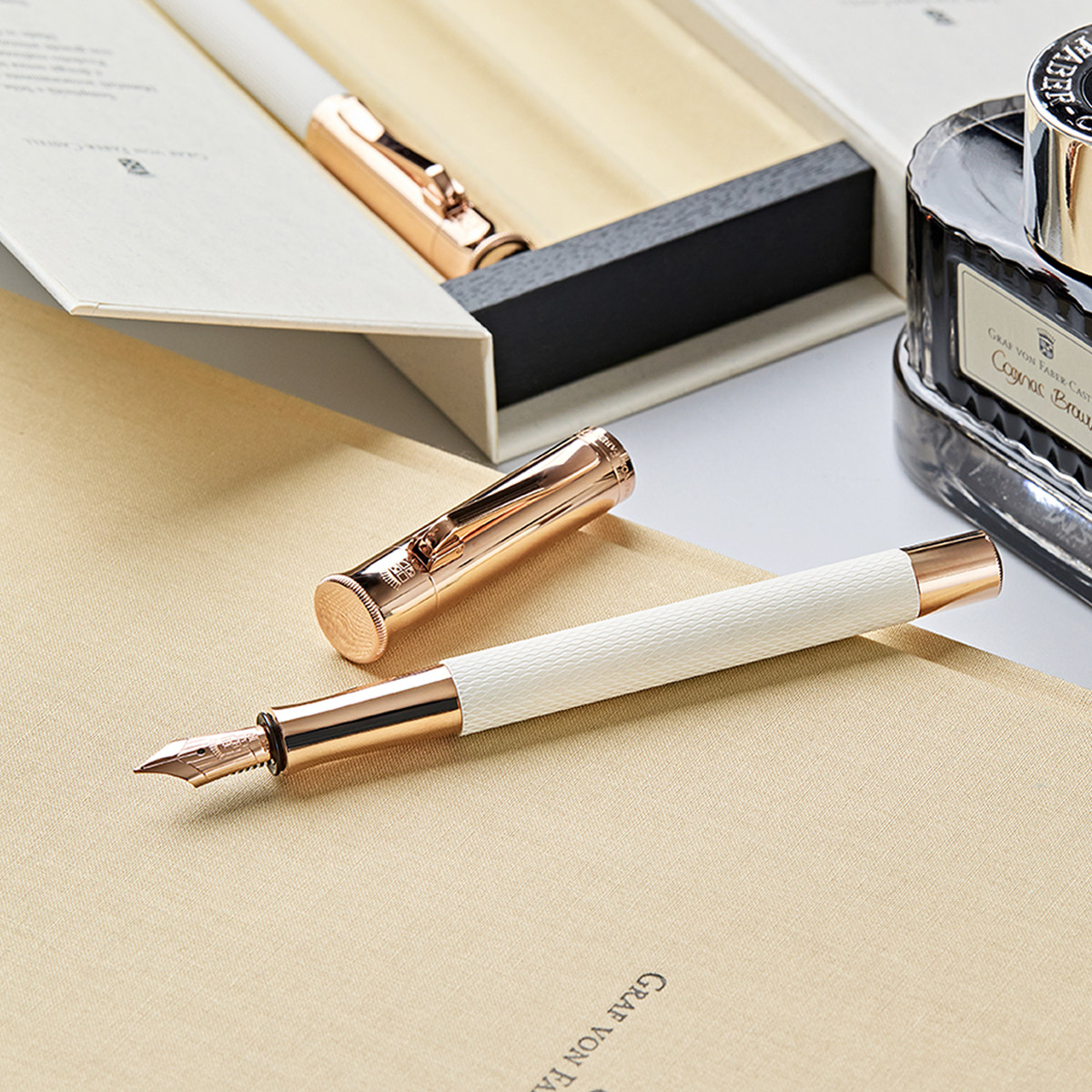 花田笔店 辉柏嘉伯爵图纹香槟金钢笔德国18K金尖墨水笔粉色白金色