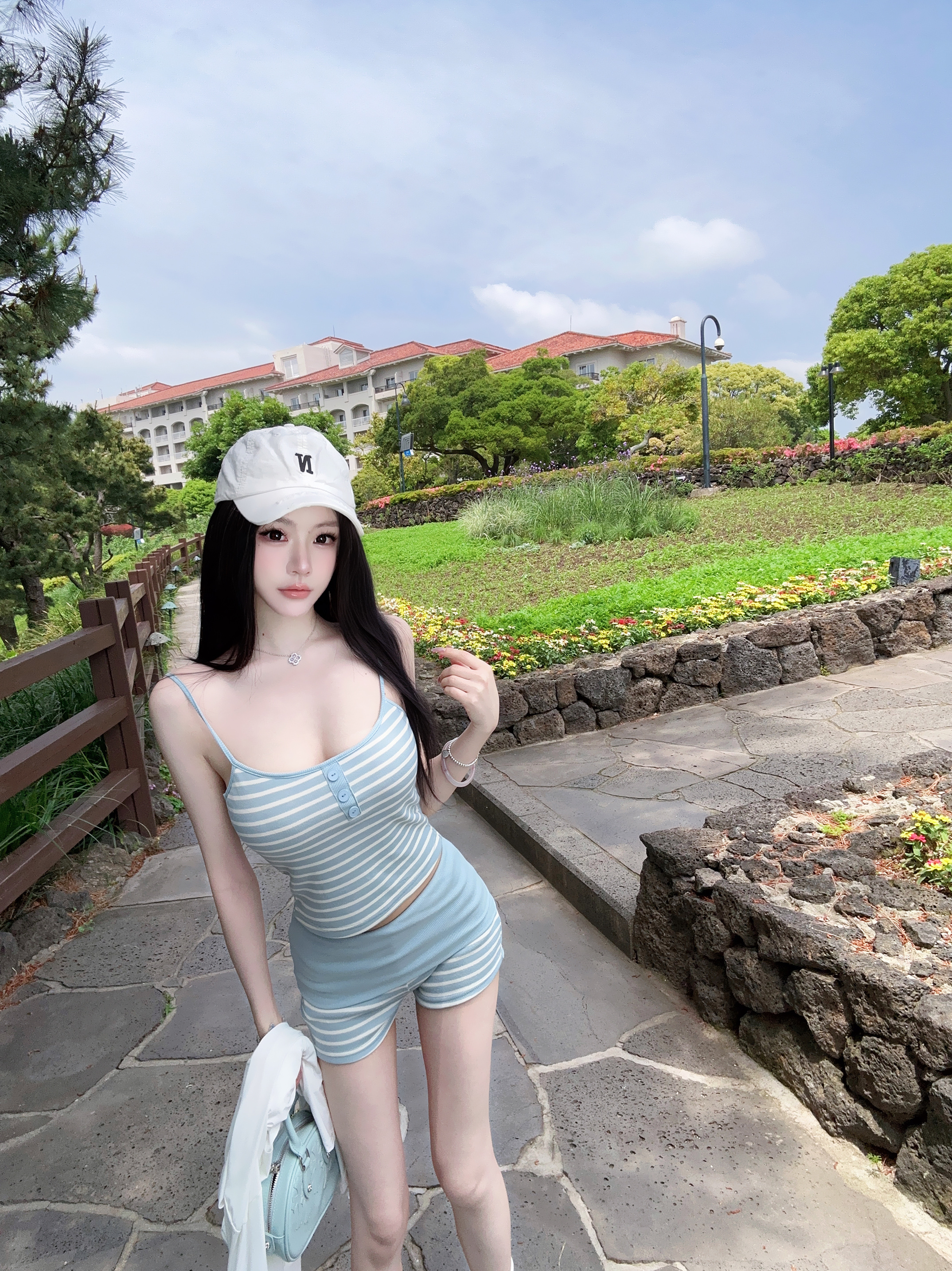 Eva君君酱韩系纯欲风条纹吊带胸垫短上衣背心女包臀针织短裤套装