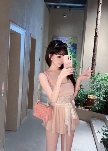 Eva君君酱韩系缎面带胸垫蕾丝绑带收腰设计感抹胸百褶气质上衣女