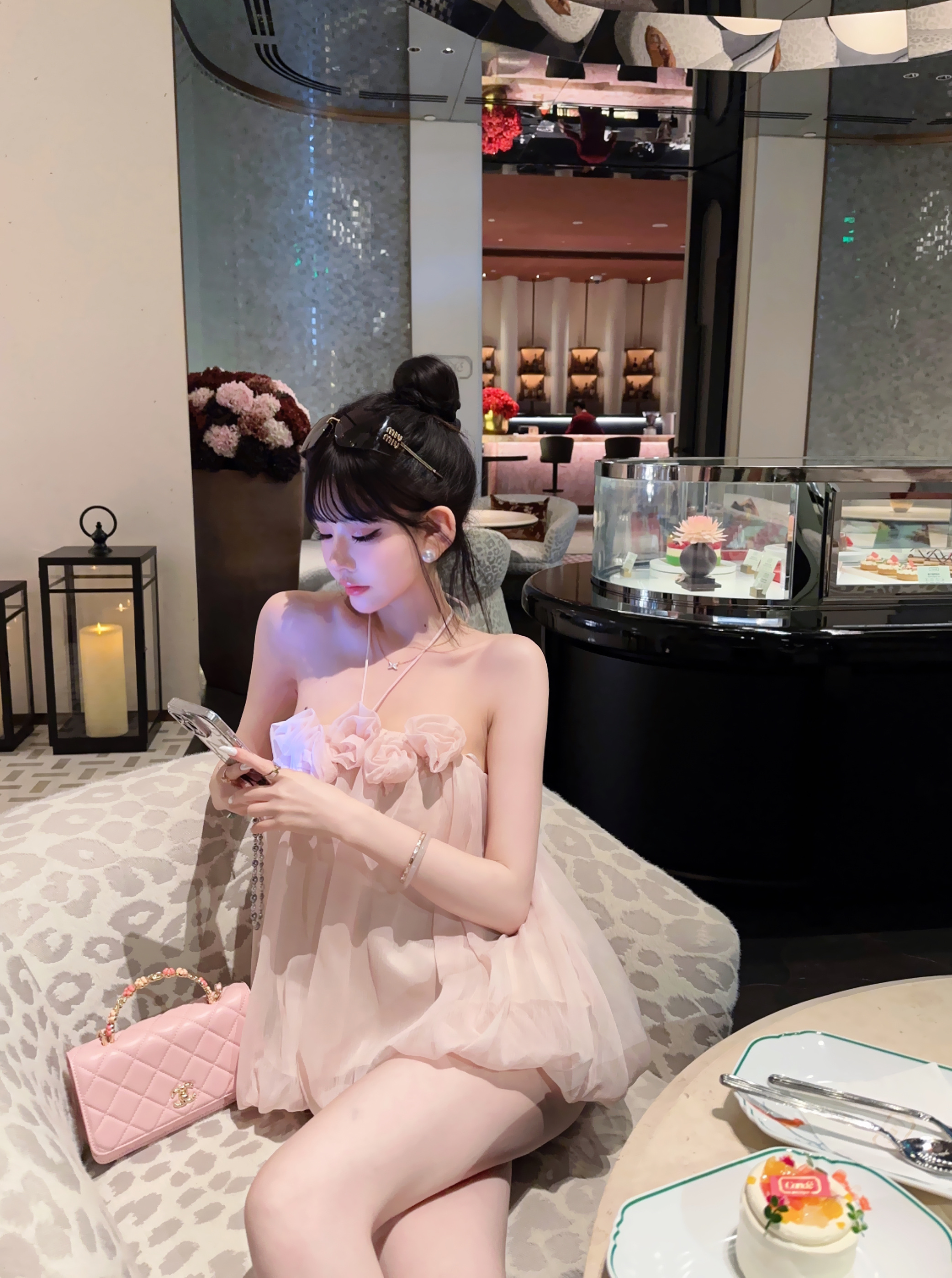 Eva君君酱纯欲气质挂脖露背立体花朵露背上衣高腰包臀半身裙套装