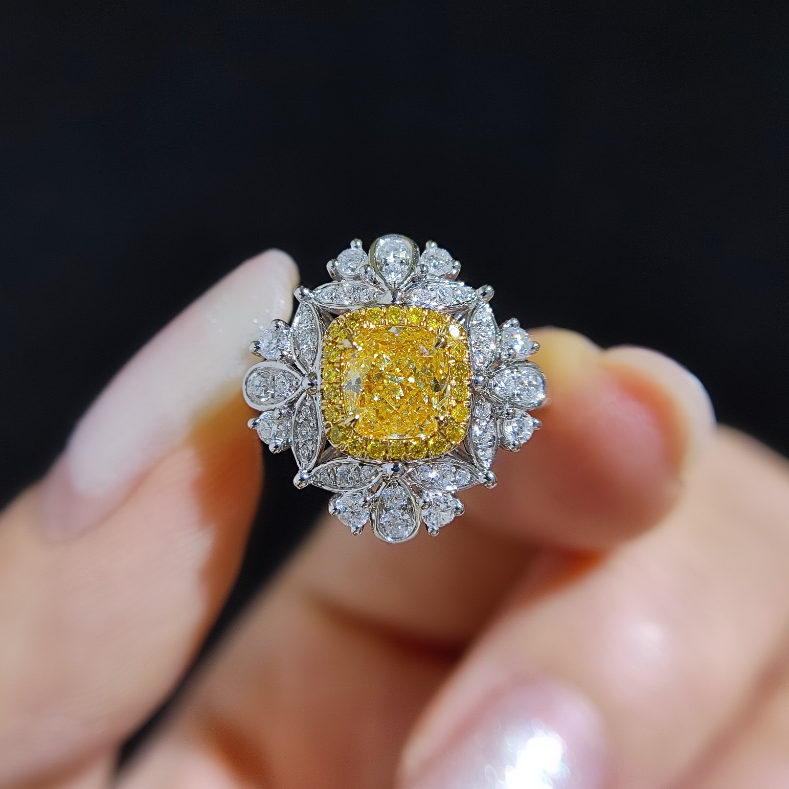 18k镶嵌天然钻石戒指吊坠两戴黄钻豪华一克拉GIA证书黄钻戒指