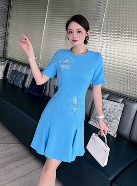 高端气质女装夏季新款钉珠浅蓝色连衣裙小个时尚洋气收腰小A裙薄