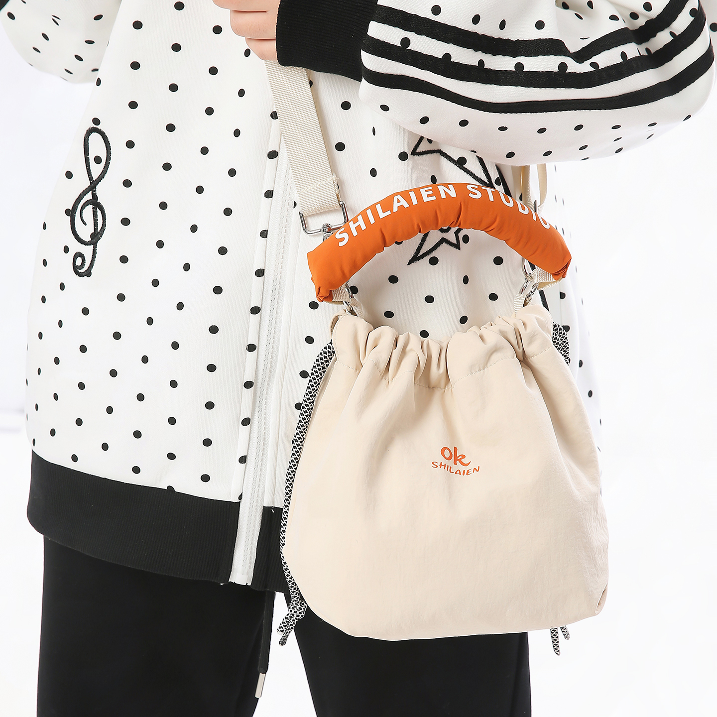 抽绳束口水桶包女百搭轻便单肩包